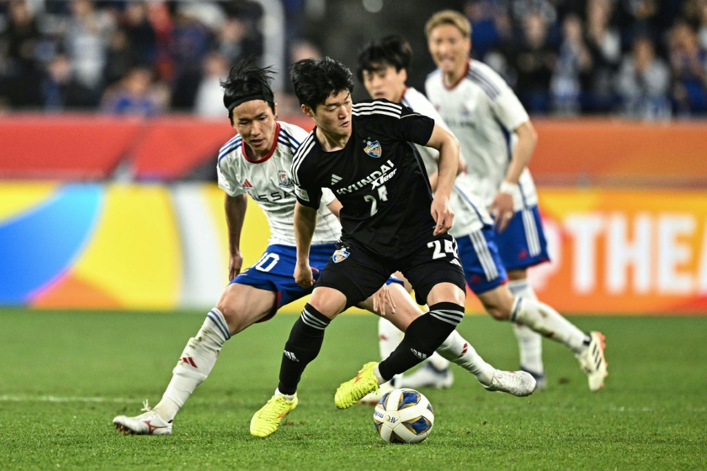 يلتقي أولسان هيونداي الكوري الجنوبي ويوكوهاما أف سي مارينوس الياباني إياباً في نصف نهائي دوري أبطال آسيا لكرة القدم الأربعاء المقبل في 24 نيسان/أبريل لحسم هوية المتأهل إلى النهائي (ا ف ب)