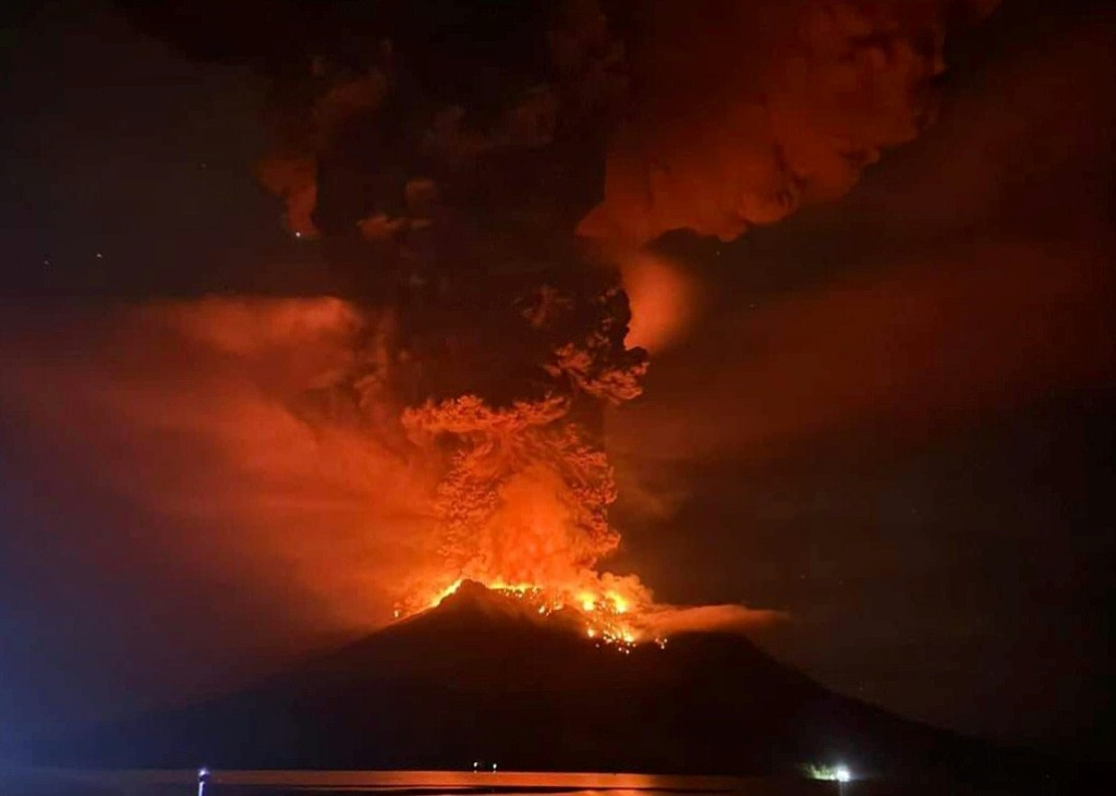 صورة وزعها مركز علم البراكين وتخفيف المخاطر الجيولوجية في 17 نيسان/أبريل 2024 لبركان قي جزيرة سانغيهي الاندونيسية (ا ف ب)