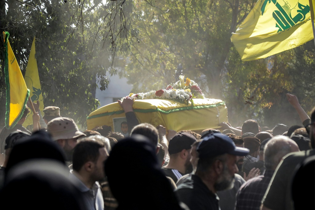 مشيعون يحملون جثمان عنصر من حزب الله قتل في ضربة إسرائيلية خلال مراسم تشييعه في جنوب لبنان في 17 نيسان/أبريل 2024 (ا ف ب)