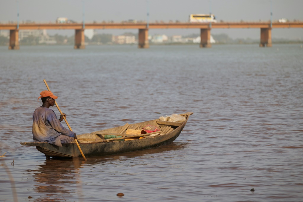 صورة مؤرخة في 26 كانون الثاني/يناير 2024 لرجل في نهر النيجر في باماكو (ا ف ب)