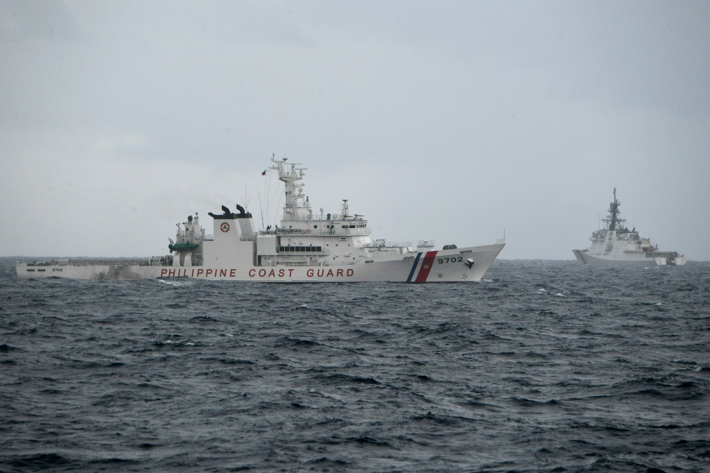 سفينة لخفر السواحل الفيليبيني (يسار) وأخرى لخفر السواحل الأميركي خلال تدريب على البحث والإنقاذ قرب بحر الصين الجنوبي، في 3 أيلول/سبتمبر 2022 (ا ف ب)