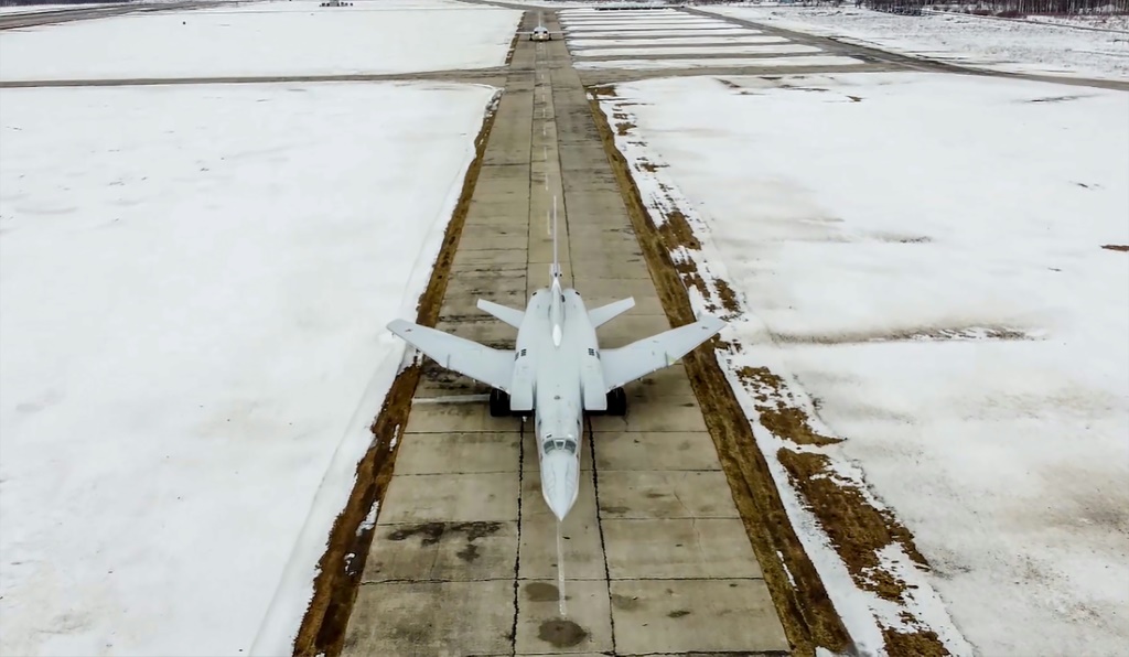 صورة تم توزيعها لقاذفة روسية من طراز Tu-22M3 من النوع الذي قالت أوكرانيا إنه تم إسقاطه يوم الجمعة (ا ف ب)