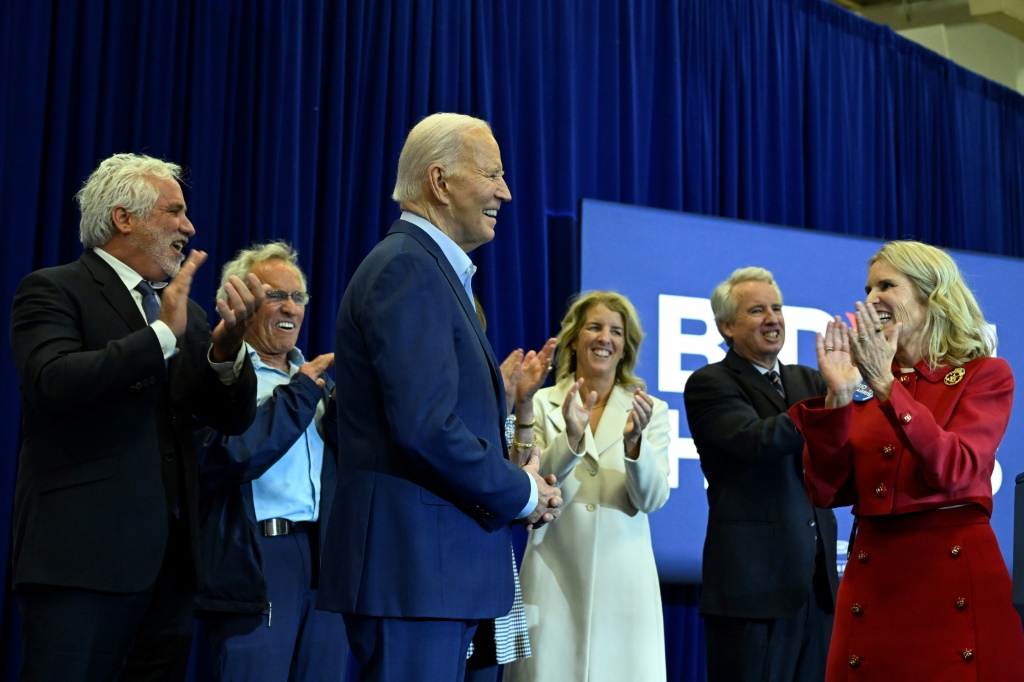 يقدم كيري كينيدي (على اليمين) الرئيس الأمريكي جو بايدن (الثالث على اليسار) خلال حدث انتخابي حيث أيدت عائلة كينيدي حملته الرئاسية، في مركز مارتن لوثر كينغ الترفيهي في فيلادلفيا، بنسلفانيا، في 18 أبريل 2024 (ا ف ب)