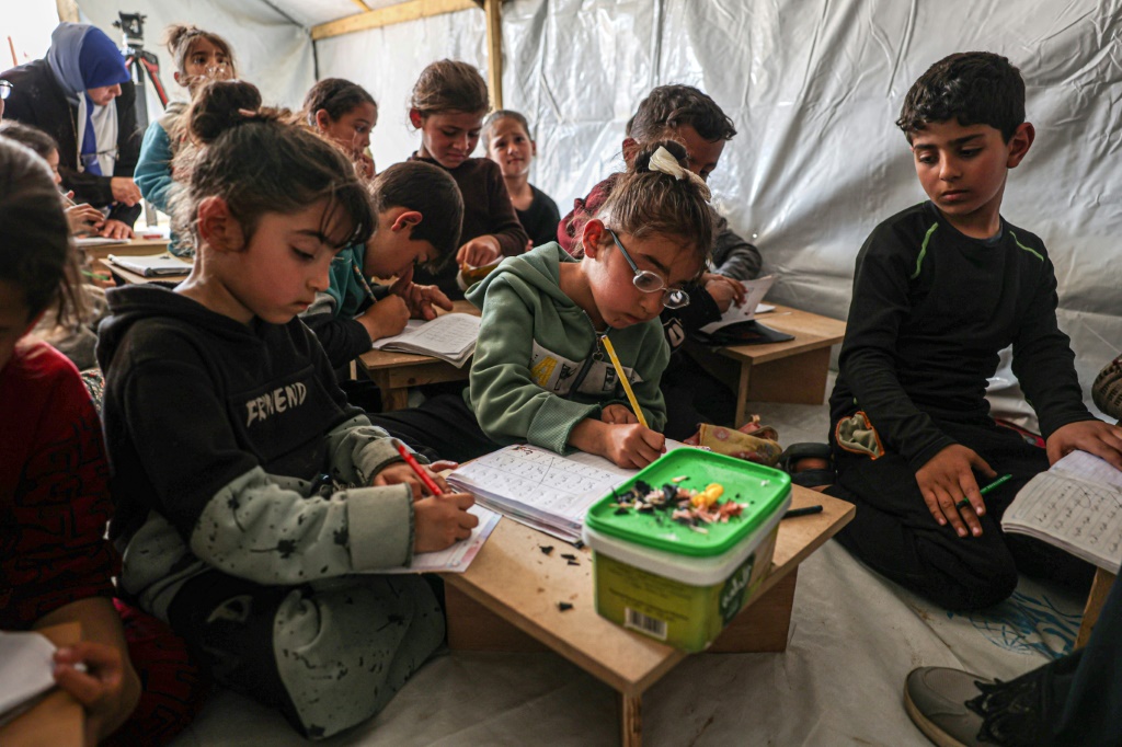مدرسة مستحدثة أقيمت تحت خيمة في رفح في جنوب قطاع غزة في 27 آذار/مارس 2024 (أ ف ب)