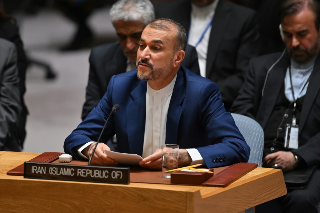وزير الخارجية الإيراني حسين أمير عبد اللهيان يتحدث خلال اجتماع لمجلس الأمن الدولي حول الوضع في الشرق الأوسط، بما في ذلك القضية الفلسطينية، في مقر الأمم المتحدة في مدينة نيويورك في 18 نيسان/أبريل 2024 (ا ف ب)