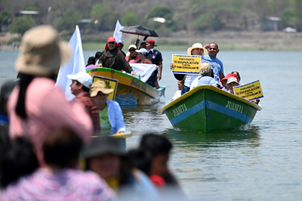 نشطاء من السلفادور وغواتيمالا وهندوراس ينظمون احتجاجًا على بحيرة غويجا ضد منجم ذهب مملوك لكندا (أ ف ب)   