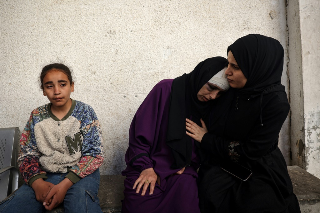 سيدة فلسطينية تنعي أطفالها الذين استشهدوا في القصف الإسرائيلي على مدينة رفح جنوب قطاع غزة (أ ف ب)   