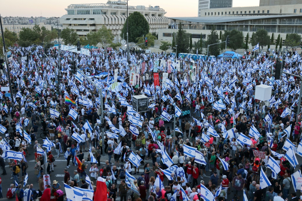 صورة مؤرخة في 11 أيلول/سبتمبر 2023 من تظاهرة لإسرائيليين أمام المحكمة العليا قي القدس (ا ف ب)