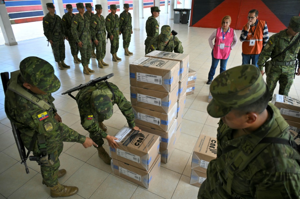 جنود اكوادوريون يوزعون معدات انتخابية للاستفتاء في العاصمة كيتو في 20 نيسان/ابريل 2024 (ا ف ب)