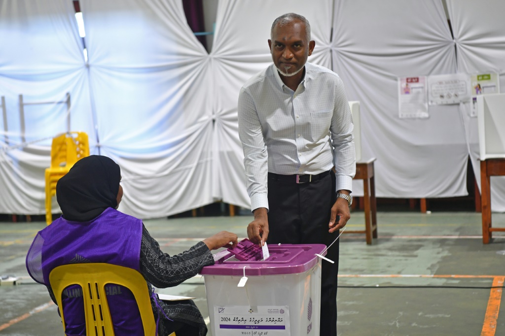 رئيس المالديف محمد مويزو يصوت في الانتخابات التشريعية في 21 نيسان/ابريل 2024 في ماليه (ا ف ب)