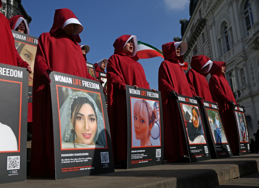تظاهرة في لندن للمطالبة بحقوق النساء في إيران في الثامن من آذار/مارس 2024 (ا ف ب)