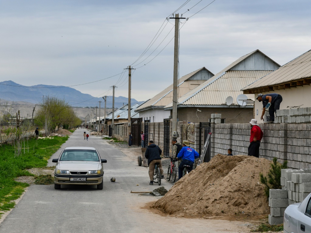 صورة التقطت في 26 آذار/مارس 2024 لمنازل يجري تشييدها لإيواء "النازحين المناخيين" في منطقة خوروسون في طاجيستان (ا ف ب)