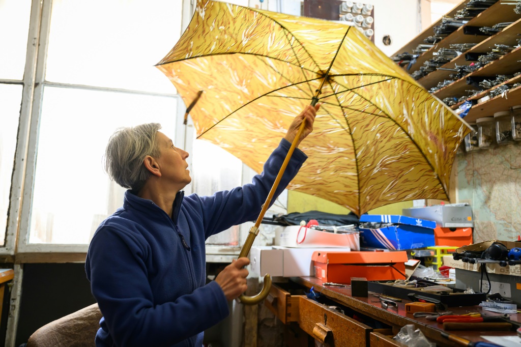    ماريا لاه إحدى آخر حرفيات تصليح المظلات في مشغلها في العاصمة السلوفينية ليوبليانا في 26 آذار/مارس 2024 (أ ف ب)   