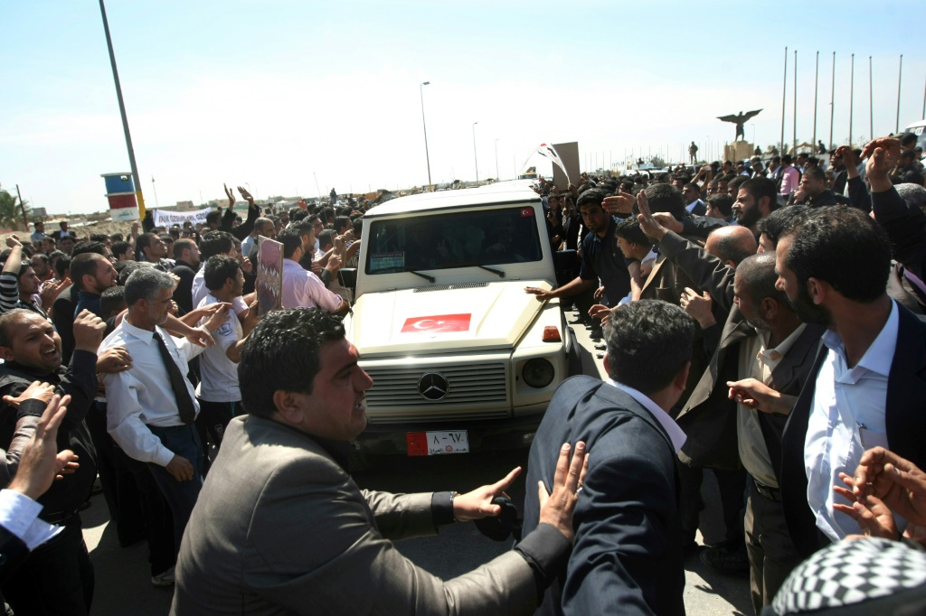 عراقيون يحيطون بسيارة رجب طيب إردوغان لدى زيارته بغداد بصفة رئيس وزراء تركيا في 28 آذار/مارس 2011 (ا ف ب)