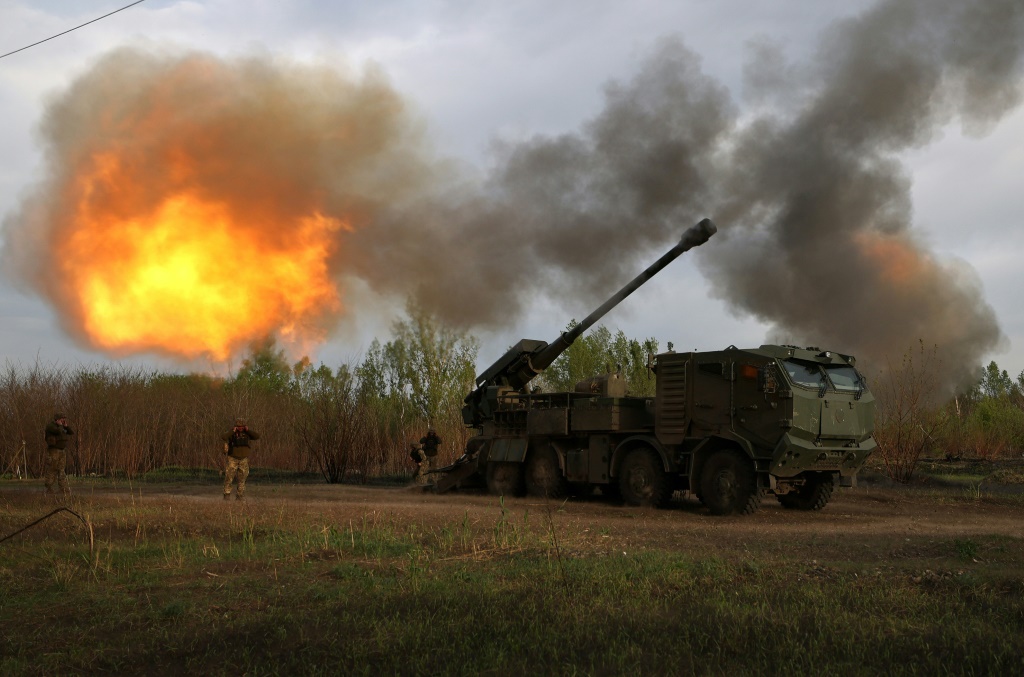 مدفعية القوات المسلحة الأوكرانية تطلق النار على موقع روسي بمدافع هاوتزر ذاتية الدفع عيار 155 ملم في منطقة خاركيف، في 21 نيسان/أبريل 2024 (ا ف ب)