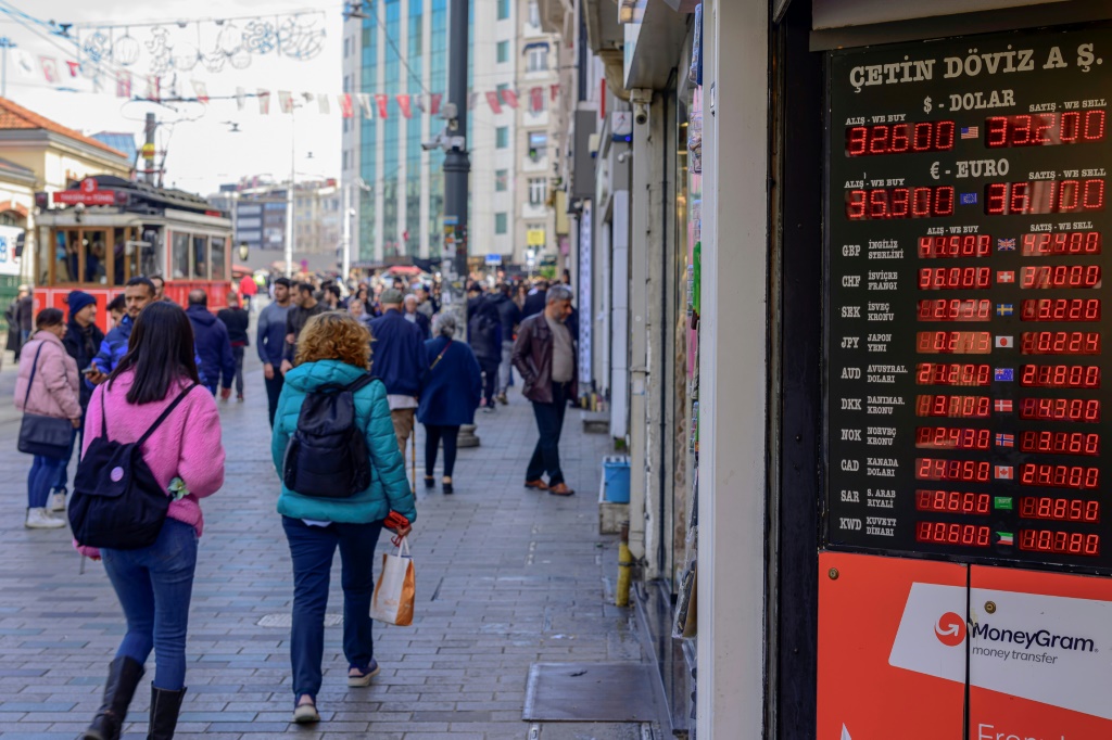  أسعار صرف الليرة التركية معروضة في شارع الاستقلال في اسطنبول في 21 آذار/مارس 2024 (ا ف ب)