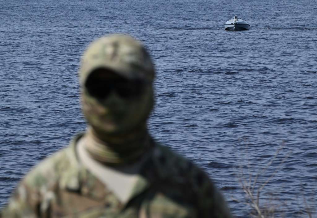 جندي أوكراني يعرض طائرة بحرية بدون طيار (أ ف ب)   