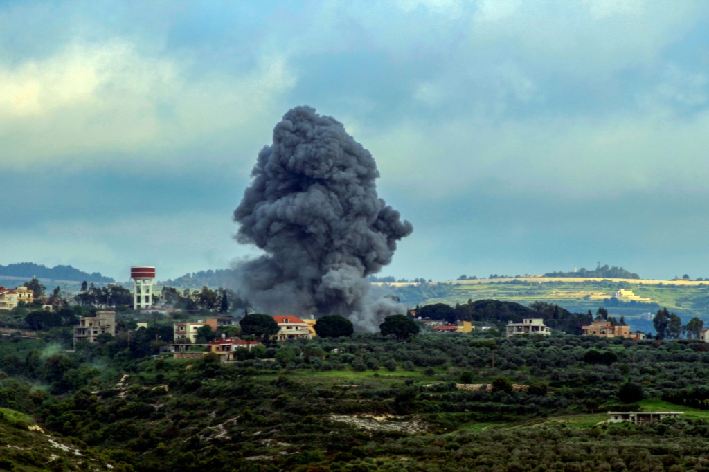 شنّ الطيران الحربي الإسرائيلي، قبل ظهر اليوم، غارة جوية بالصواريخ استهدفت أطراف منطقة المحمودية المحاذية لبلدة العيشية في جنوب لبنان (أ ف ب)