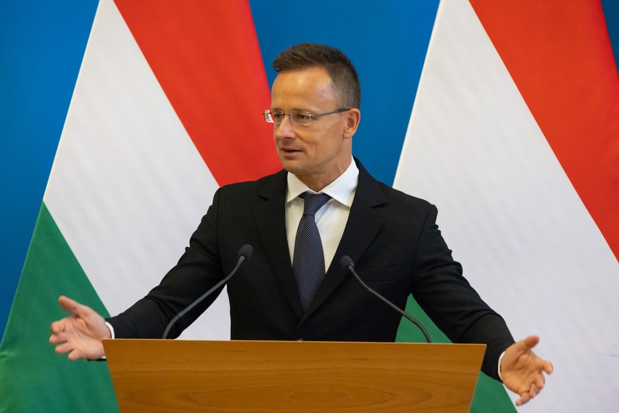 وزير الشؤون الخارجية والتجارة المجري بيتر سيارتو وهو يتحدث خلال حدث صحفي في بودابست بالمجر في 29 يوليو 2022. (شينخوا)