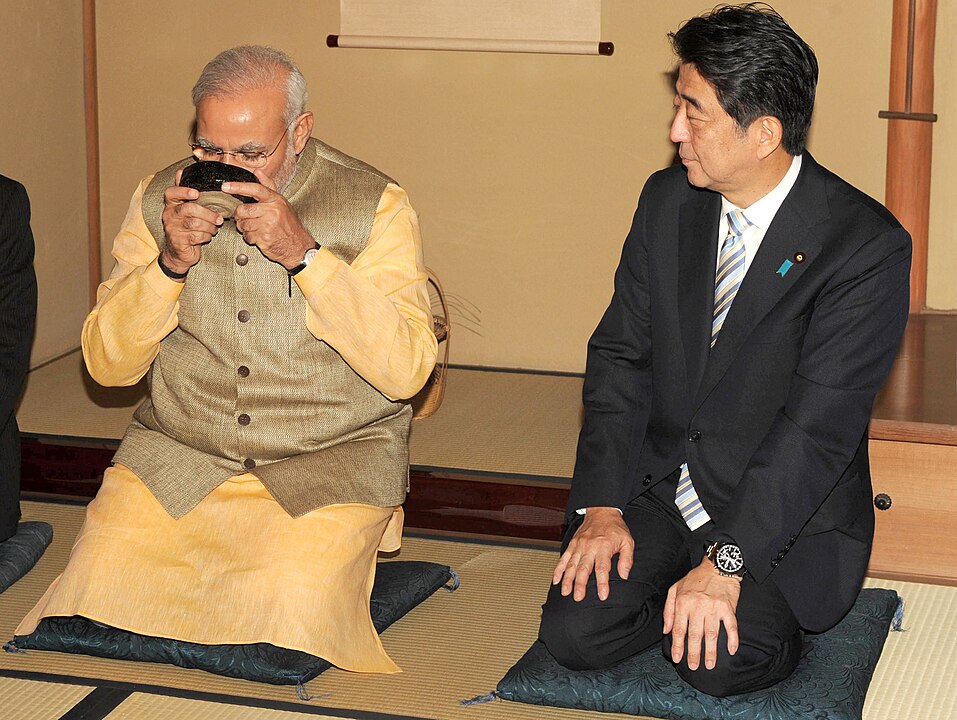 ناريندرا مودي (رئيس وزراء الهند) وشينزو آبي (رئيس وزراء اليابان السابق) يجلسان بأسلوب سيزا خلال حفل شاي (ويكيبيديا)
