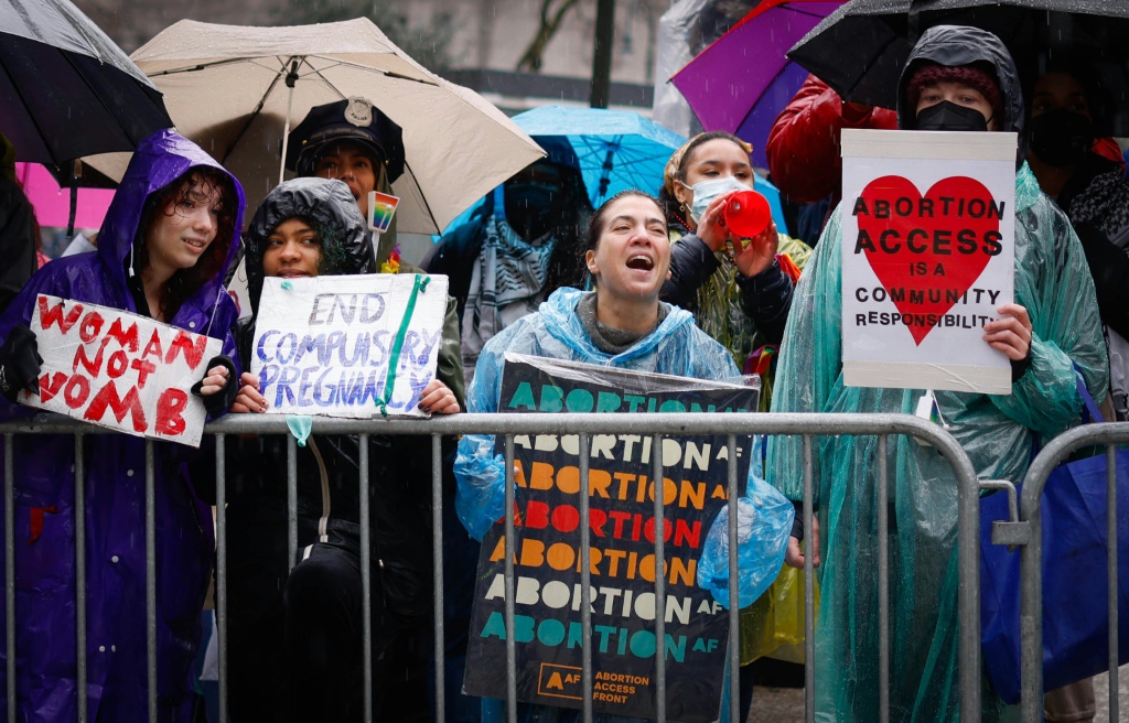 الناشطون المؤيدون لحقوق الإجهاض يحملون لافتات خلال المظاهرة السنوية المناهضة للإجهاض في مدينة نيويورك، في 23 مارس 2024 (ا ف ب)