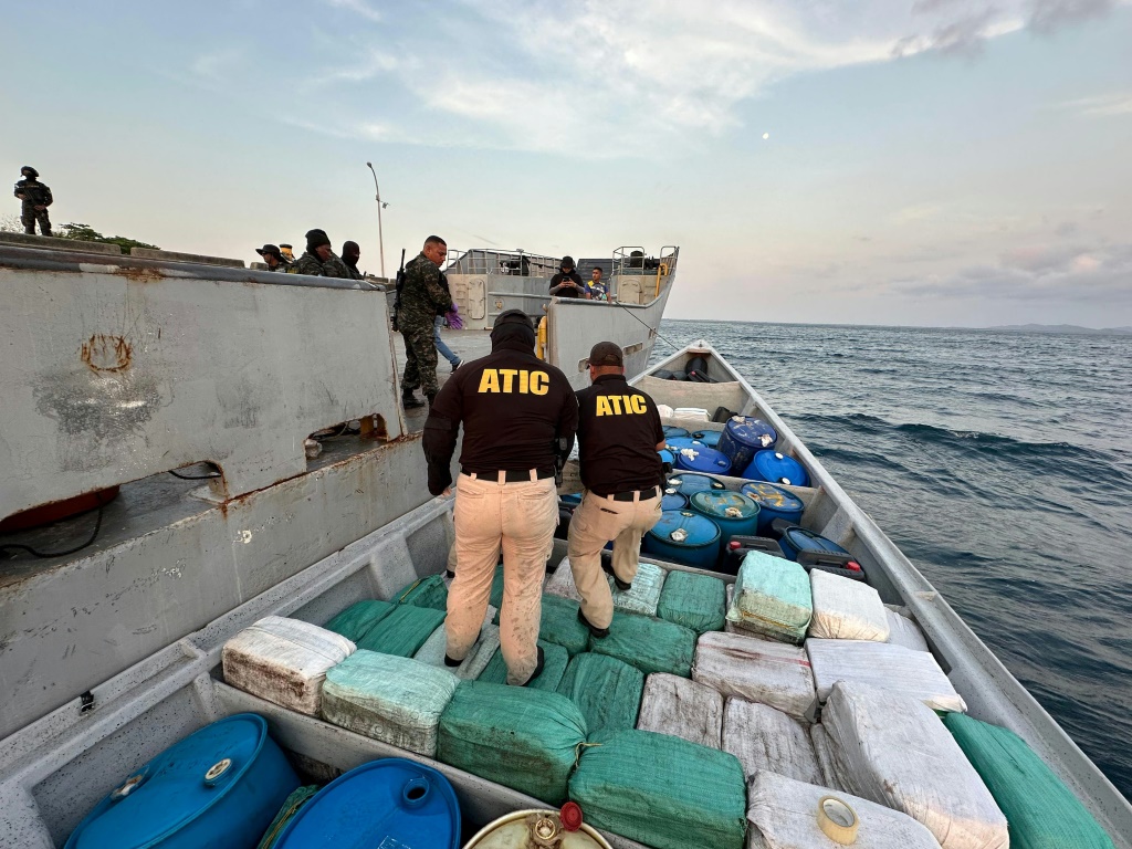 تظهر صورة نشرتها السلطات الهندوراسية مصادرة كمية من الكوكايين عثر عليها في قارب في منطقة البحر الكاريبي (ا ف ب)