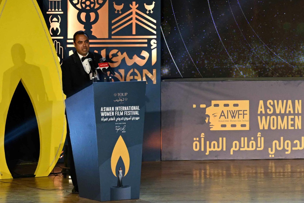 مدير مهرجان أسوان لأفلام المرأة حسن أبو العلا في افتتاح المهرجان في 20 نيسان/أبريل 2024 (ا ف ب)