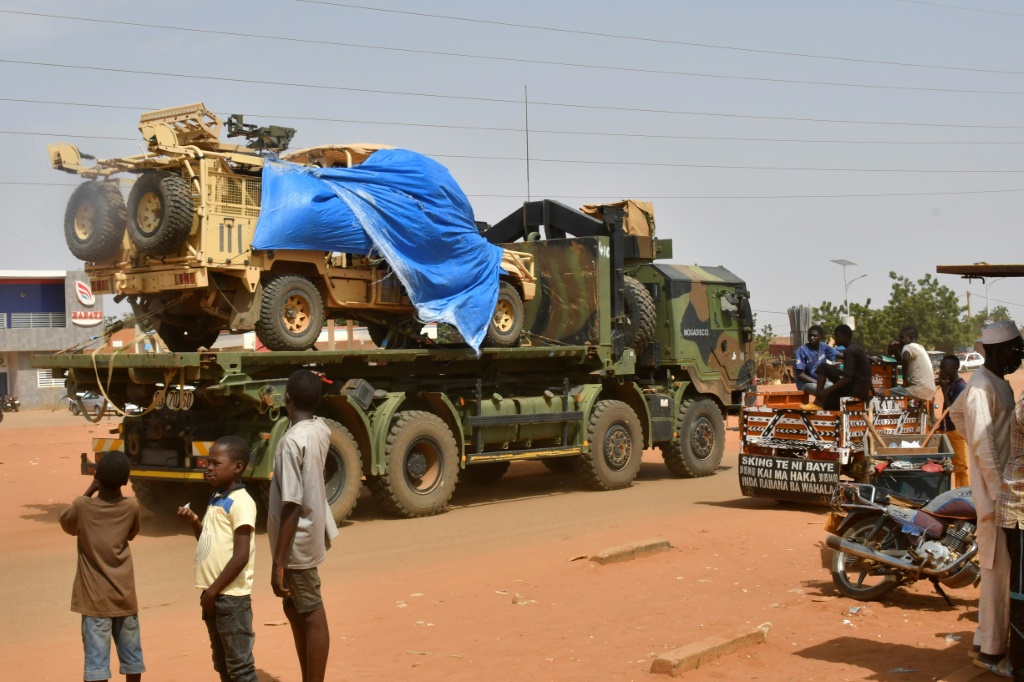 بعد سبعة أشهر من المطالبة برحيل 1500 جندي فرنسي متمركزين في النيجر، والذين غادر آخرهم نهاية ديسمبر/كانون الأول 2023، جاء الدور على القوات الأمريكية لتحزم أمتعتها، بناء على طلب المجلس العسكري الحاكم في نيامي (أ ف ب)