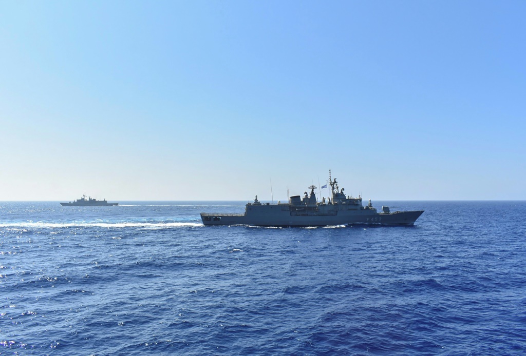 صورة نشرتها وزارة الدفاع الوطني اليونانية في 26 أغسطس 2020 تظهر الفرقاطة اليونانية من طراز هيدرا سبيتساي (F-453) التابعة للبحرية اليونانية (الأمامية) وسفينة أخرى تشارك في مناورة عسكرية في شرق البحر الأبيض المتوسط، في 25 أغسطس 2020 (ا ف ب)