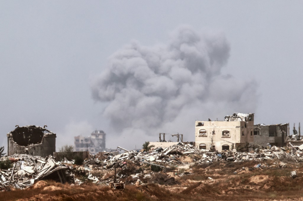 صورة ملتقطة من الحدود الجنوبية لإسرائيل مع قطاع غزة تظهر دخانا متصاعدا من القطاع الفلسطيني في 24 نيسان/أبريل 2024 (أ ف ب)   