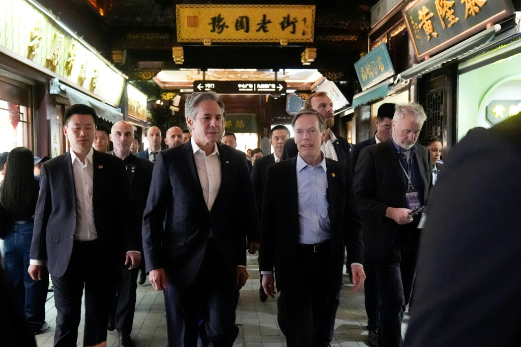  وزير الخارجية الأميركي أنتوني بلينكن (وسط) مع السفير الأميركي في الصين نيكولاس بورنز خلال نزهة في حدائق يو في شنغهاي في 24 نيسان/أبريل 2024 (ا ف ب)