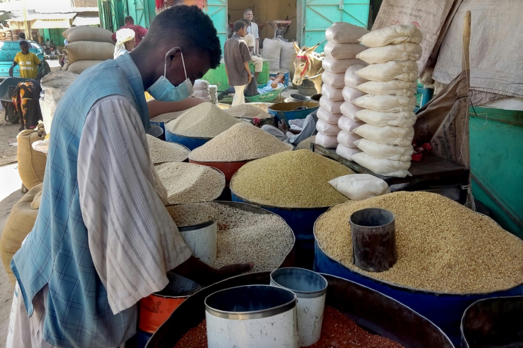 متجر لبيع الحبوب في سوق بولاية القضارف شرق السودان في 17 نيسان/ابريل 2024 (ا ف ب)