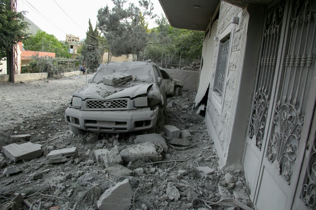 الأنقاض تتناثر في المنطقة المحيطة بمنزل ضربته غارة جوية إسرائيلية في قرية شبعا بجنوب لبنان (أ ف ب)   