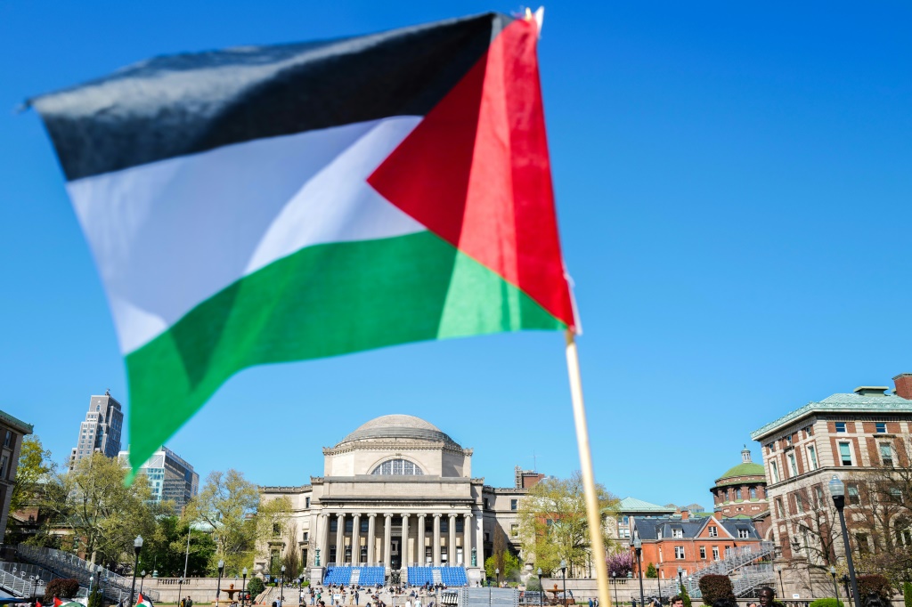 العلم الفلسطيني يظهر حول مخيم الاحتجاج في حرم جامعة كولومبيا في مدينة نيويورك في 23 أبريل 2024 (ا ف ب)
