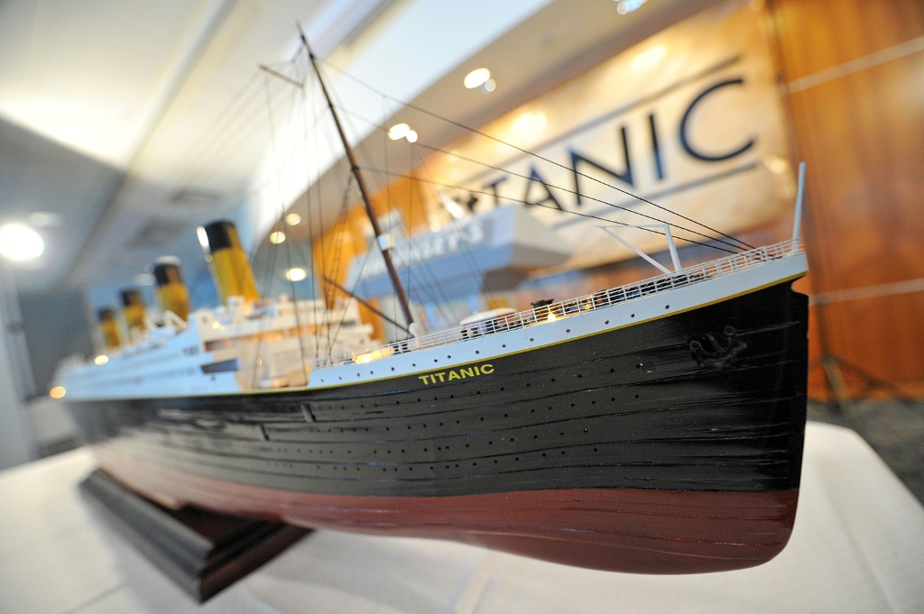 مجسّم لسفينة "تايتانيك" قبل م في أحد متاحق نيويورك في 5 كانون الثاني/يناير 2012 (ا ف ب)