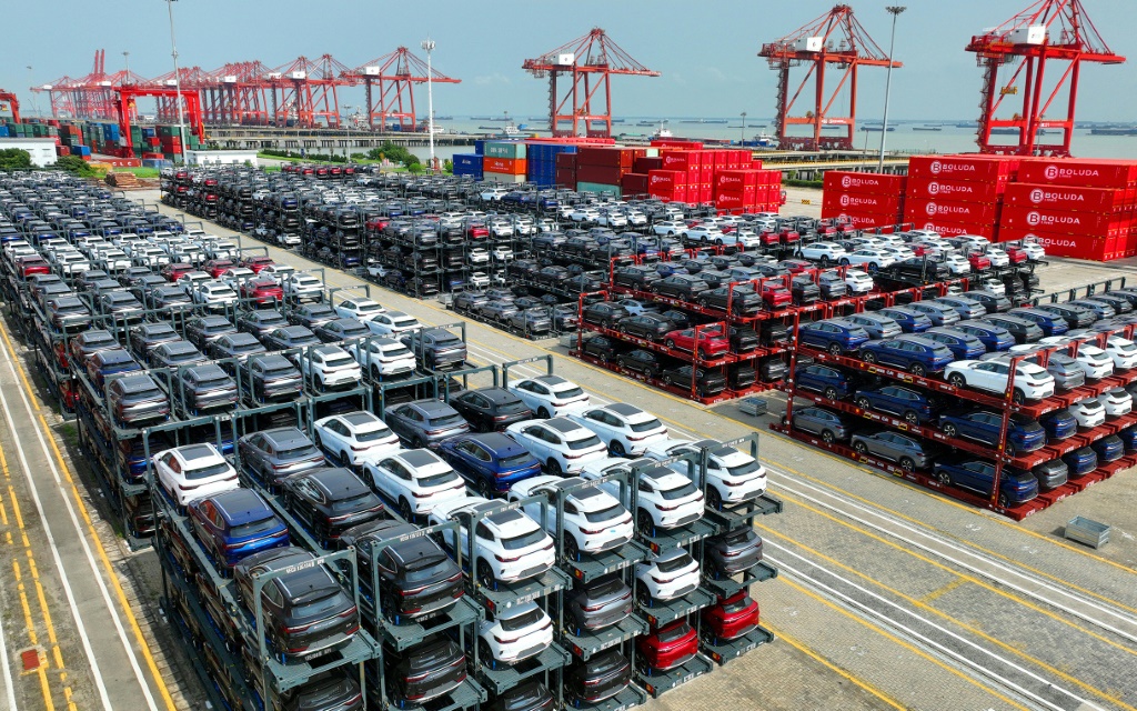 سيارات كهربائية جاهزة للتحميل والتصدير في ميناء تايكانغ في مدينة سوجو الصينية في صورة مؤرخة 11 أيلول/سبتمبر 2023 (ا ف ب)